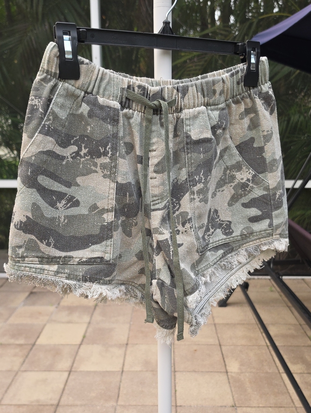 Women's Camo Drawstring  Frayed-Hem Shorts